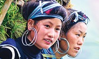 Своеобразные серьги женщин народности Монг в провинции Шонла